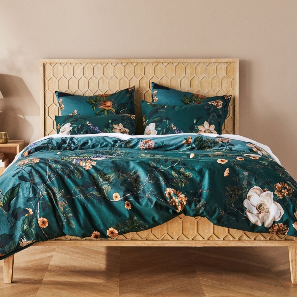Anthropologie Henrik Organic Sateen Queen Duvet with Matching Shams. EUC